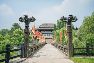 古风石桥通往中式古建筑