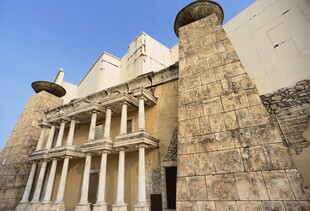古老宏伟的石砌建筑景观