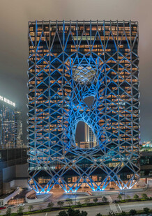 璀璨灯光下的独特建筑