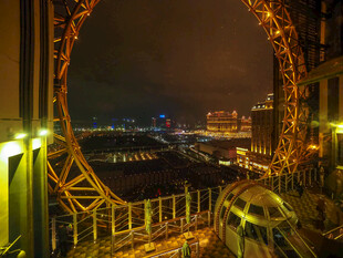 夜晚璀璨的摩天轮景观