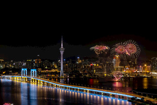 城市夜景烟花与桥梁美景
