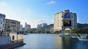 河畔城市风光