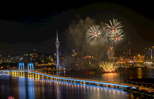 夜桥之上绚烂烟花绽放
