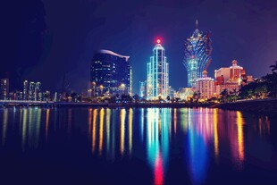 城市夜景璀璨灯光映水面