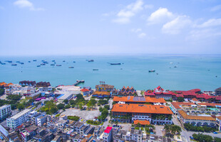 俯瞰海滨城市多彩景致