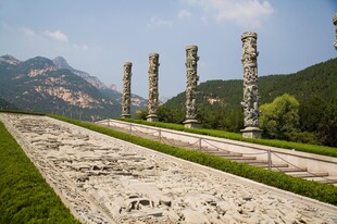 户外石柱景观与石刻地面