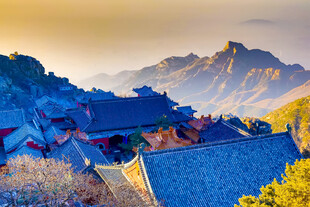 古建与山峦相映的壮美景观