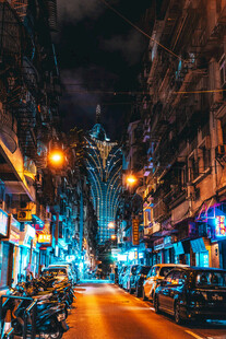 夜晚街道的绚烂灯光景象