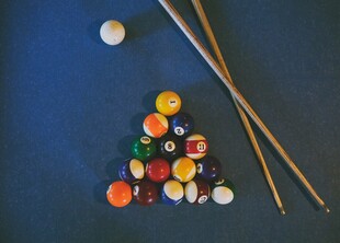 多彩台球与球杆的组合