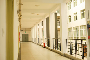 宽敞明亮的教学楼走廊