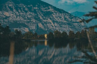 山间静谧湖景