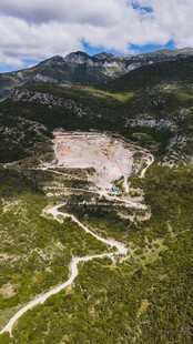 高山间的古遗迹景观