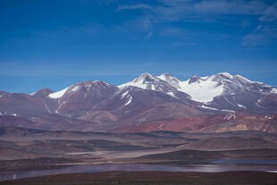 壮丽雪山下的开阔地貌