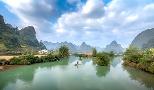 秀丽山水间的宁静河道