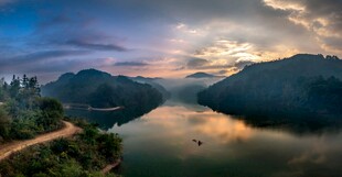 湖畔黄昏美景