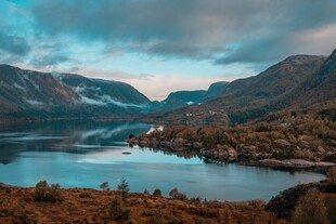 宁静山水间的美丽湖景