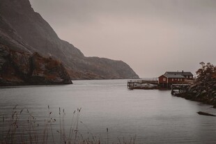 山间静谧水域与岸边景致