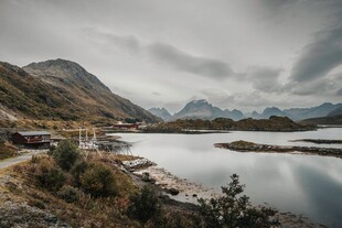 山间静谧湖泊风景如画