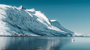雪山映湖的绝美自然景观