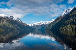 宁静山水间的绝美湖景