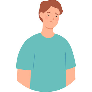 低头沉思的短袖男子