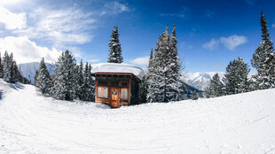 雪中山间小屋美景