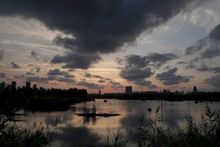 湖畔暮色中的静谧景象