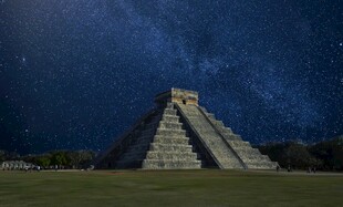 夜空下的古老玛雅金字塔