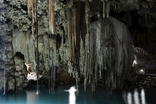 神秘溶洞内的奇幻水景