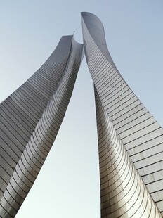 现代双子摩天大楼景观