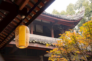 古建屋檐下的黄色灯笼