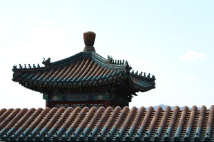 中式古建筑屋顶一角