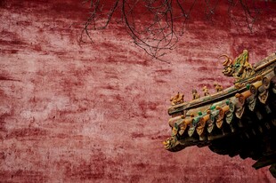 红墙旁的中式传统建筑屋檐