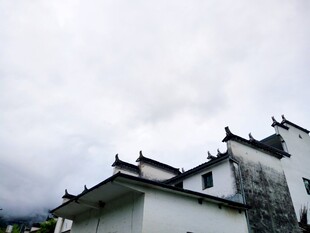徽派建筑云雾缭绕的古韵