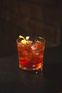 经典红色鸡尾酒点缀橙片