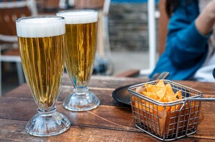 两杯精酿啤酒配小吃