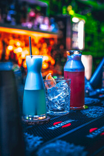 酒吧台的多彩调酒器具