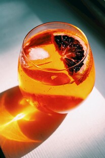 橙香鸡尾酒冰爽诱人时刻