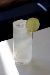 简约透明水杯配柠檬片