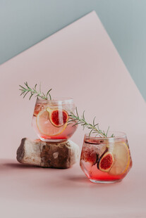 迷迭香草莓鸡尾酒饮品