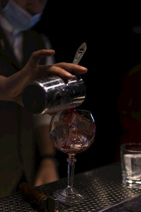 调酒师正在精心调制美酒