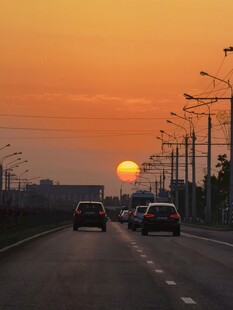 夕阳下的公路行车景象