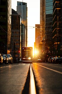 城市街道夕阳下的车水马龙