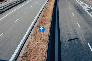 公路间的蓝色指示牌