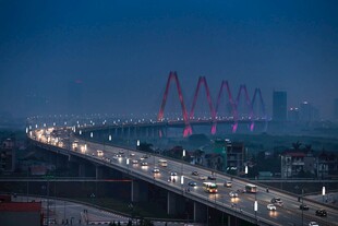 夜幕下的繁华桥梁景观