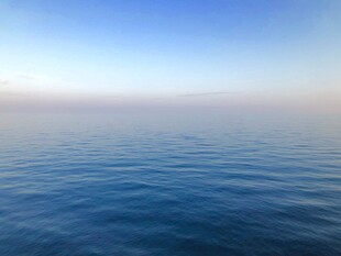 广阔海面蓝天相接美景