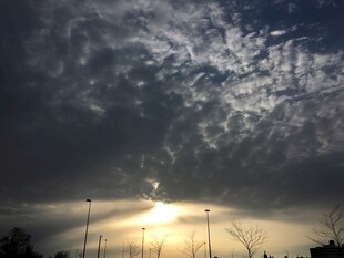 日出时分的壮丽云层景观