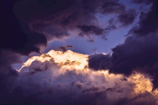 夕阳下的壮丽云海景观
