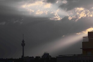 城市上空穿透云层的光束