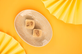 黄色背景上的美味糕点